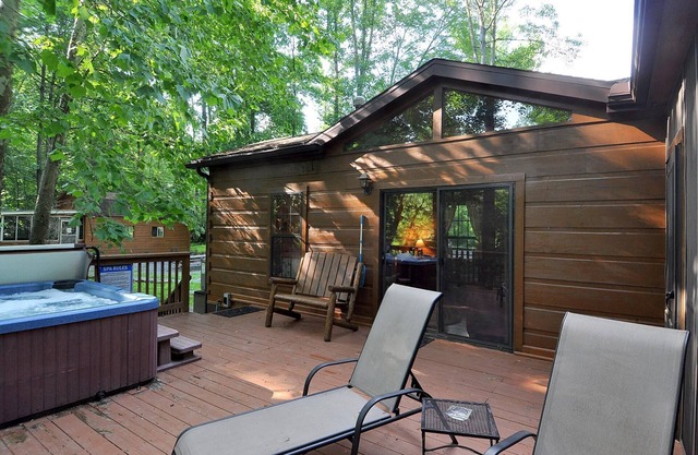 Sleepy Creek - Creekside Escape