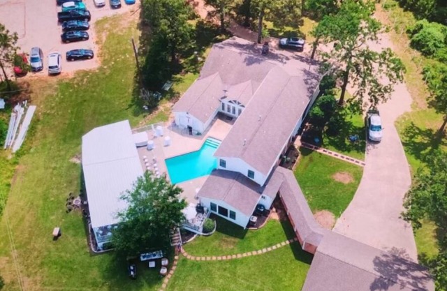 Sleps 24 VENUE, Pool, Spa, Lake, Pet OK, 16 beds 8 bath 50 car parking
