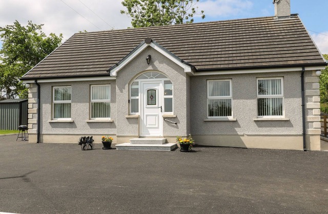 SLIEVE GALLION COTTAGE, family friendly, with a garden in Moneymore