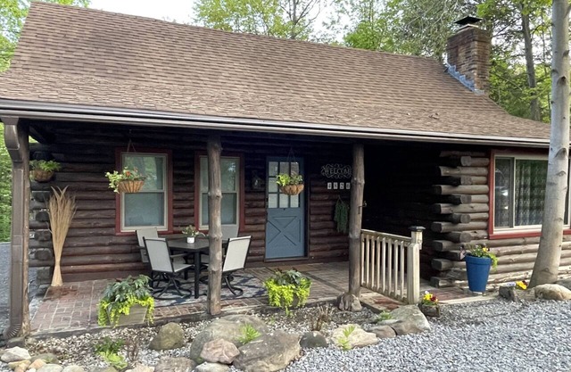 Slippery Rock Cabin on the Creek. Close to McConnell’s Mill & Moraine St. Parks.