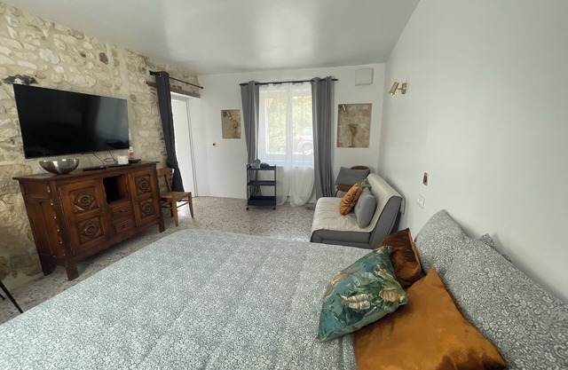 Small 2-room house in an old stone farmhouse. 1 h from Paris.