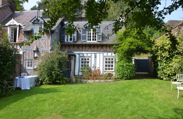 Small charming house with garden