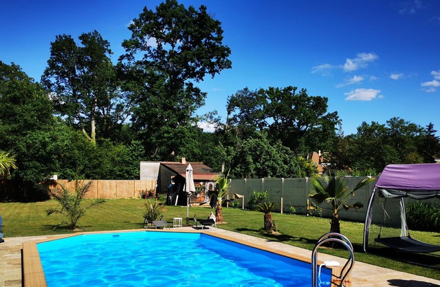 Small cottage in the Bois du Lys swimming pool Fontainebleau forest