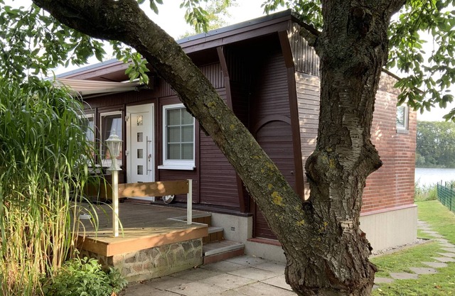 Small, cozy bungalow with a lake plot and a private jetty