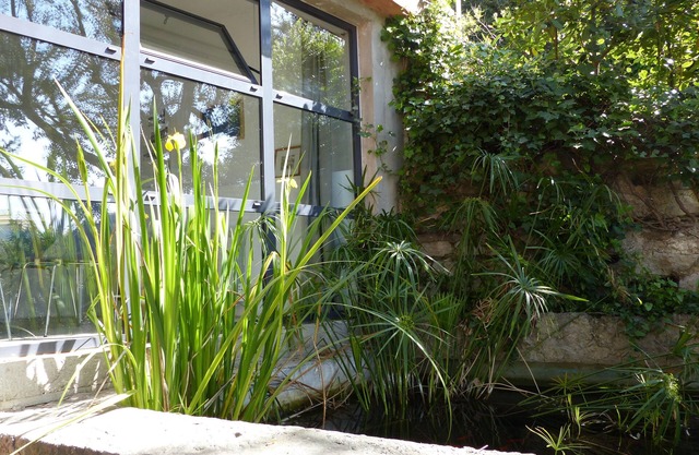 Small detached house in a residential area of marseille
