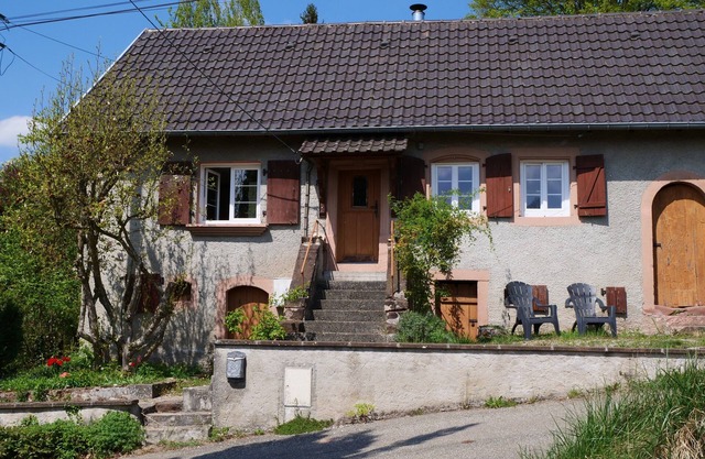 Small house with garden and fireplace