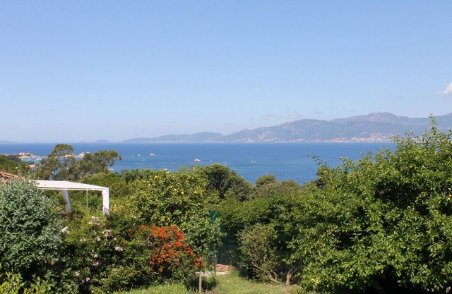 Small independent house with garden, panoramic sea view, Porticcio