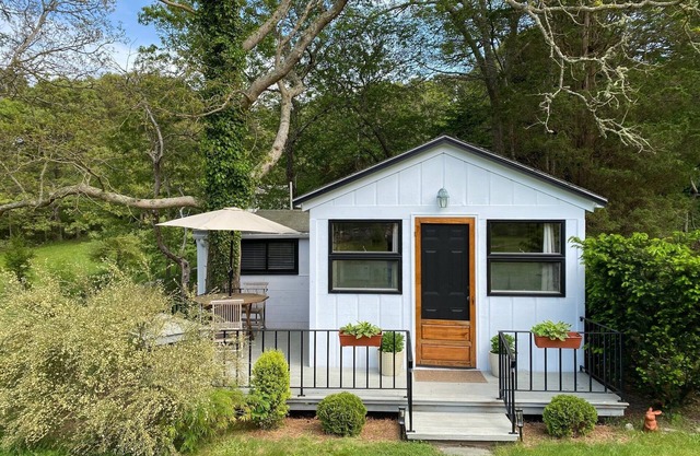 Small One Bedroom Private Cottage on Large Quiet Property.