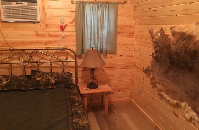 Small one room cabins with no bathrooms hot tub and covered picnic tables.