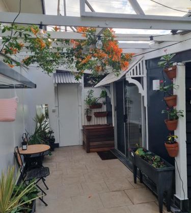 Small PET FRIENDLY Granny flat with paved courtyard
