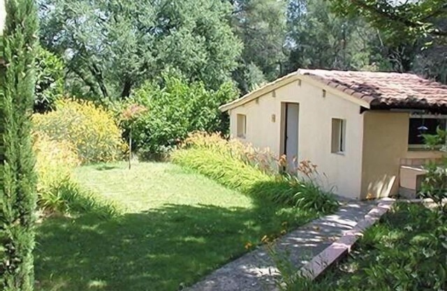 Small, quiet country house with pool, close to the golf