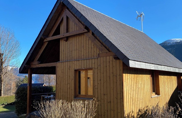 Small, well-equipped chalet in attractive condominium.