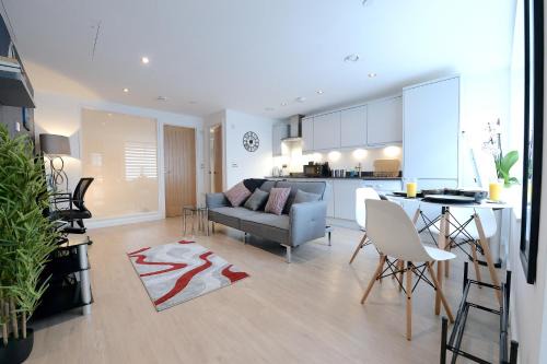 Smart Ground Floor Flat Perfect Location & Free Parking in Woking!