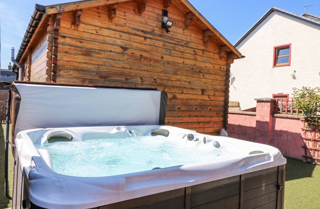 SMIDDY BOTHY, romantic, with hot tub in Edzell