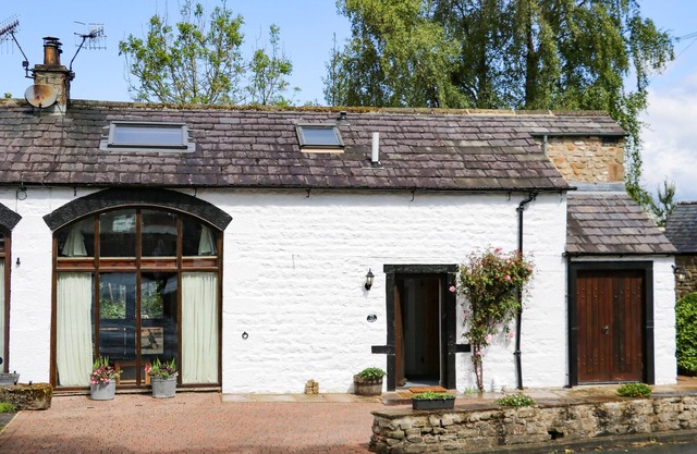 SMITHY COTTAGE, pet friendly, luxury holiday cottage in Long Preston