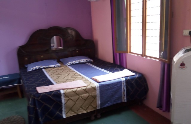 Sneha Home-Stay Nearabout Laxman Jhulla Bridge With Ganga River & mountain views