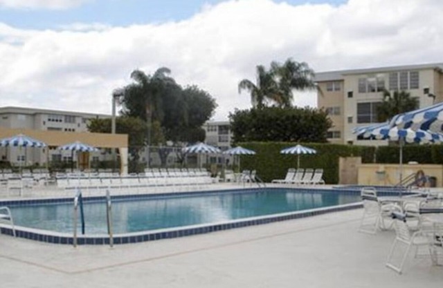 Snowbirds Welcome - 50+ Community - 1st floor condo - Seasonal Rentals Only