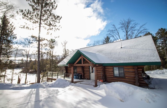 Snowmobilers & Skiers Full Scandinavian Log Home On Private Lake