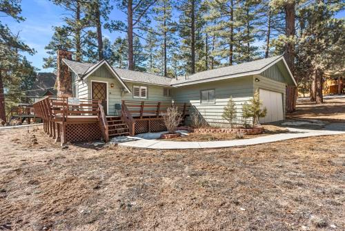 Snowridge - Charming classic cabin with a wood burning fireplace and WiFI!