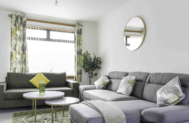 Snug Modern Home in Falkirk