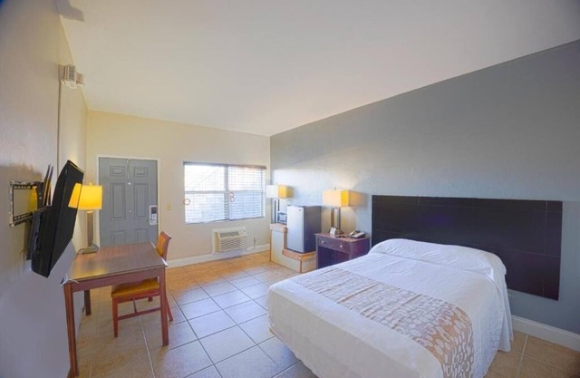 Soak In Renovated Unit Near Singleton Courts With Free Parking