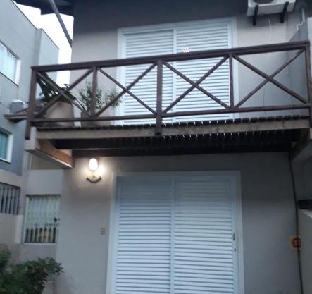 Sobrado no Costão de Bombas