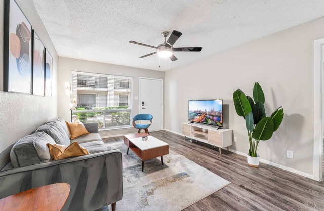 SoCo 2BR cozy suite w/pool, king bed, fast WiFi