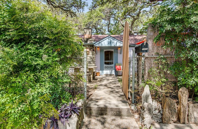 Soco Bungalow off South Congress - Location! Trees and Quiet Comfy for 1-3