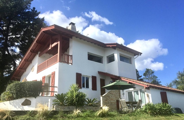 Socoa, foam and wild flowers for this rental sea view St Jean de Luz