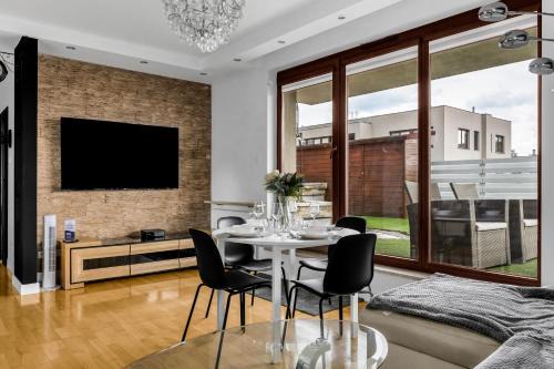 Sokratesa Business Apartments - 52m2 Terrace, Parking, Metro Nearby - by Rentujemy