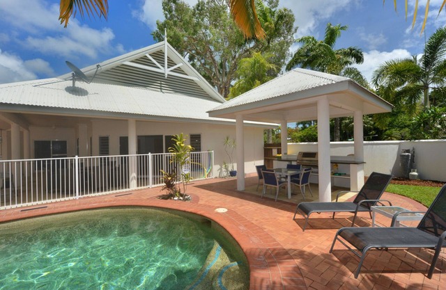 Solander House - 5 Bedrooms across from the Beach