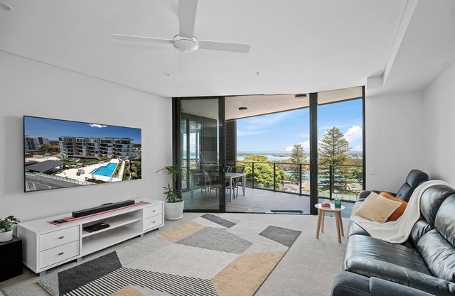 Solaris 610 overlooking the lake.