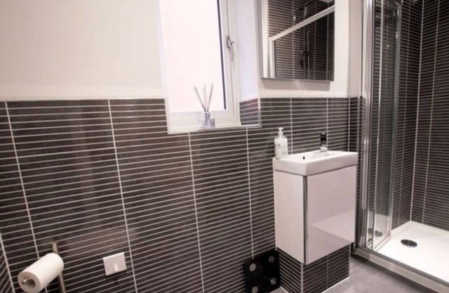 Solent Heights Modern Luxury with Hot Tub & Garden Sleeps 8