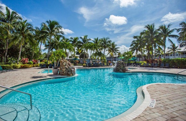 Solterra, Luxury Condo, Resort Pool in Greenlinks