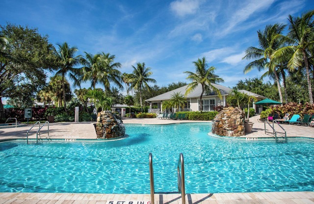 Solterra Vacation Rental: Luxury 3-BR Condo with Lake & Golf Views. Access to Luxury Pool, Hot Tub, and Golf Courses at Lely Resort. Close to Naples Beaches, 5th Avenue S, and Marco Island
