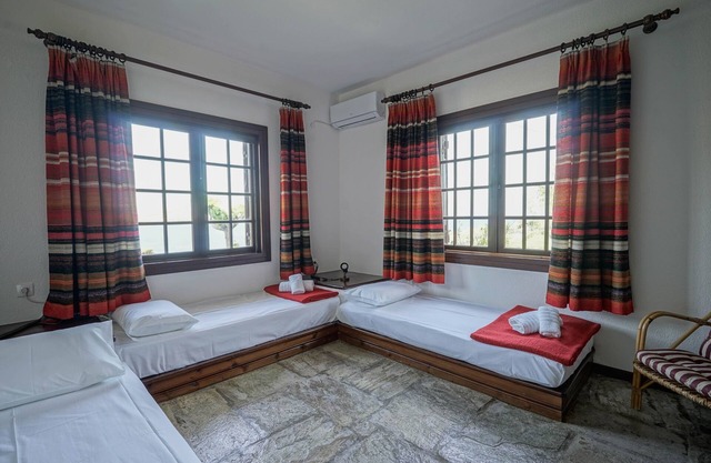 Sonia Rustic Mansion - 5BD. 30 sec walk to beach!