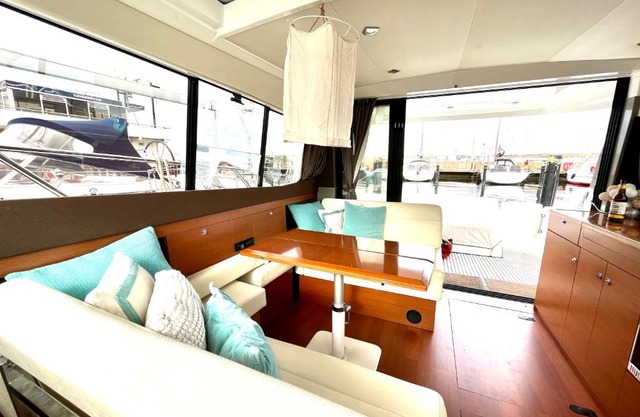 Sonnige Yacht Boot Ein Ferienhaus auf dem Wasser