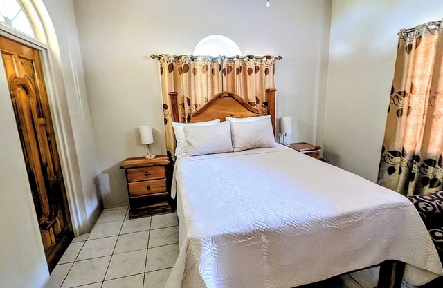 Soothing 3-bedroom house with AC in Hope Bay