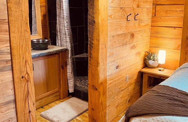 Soothing LOG CABIN in charming Eureka Springs