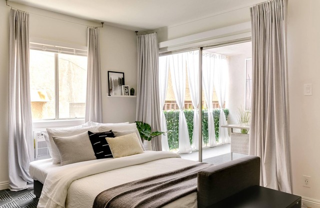 Sophisticated Long Beach Suite with Patio Dining and Parking