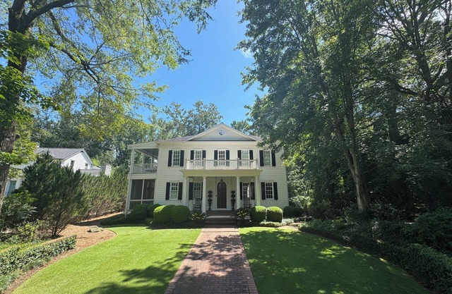 Sophisticated Stay in heart of Five Points-Walk to the action, Relax in luxury.