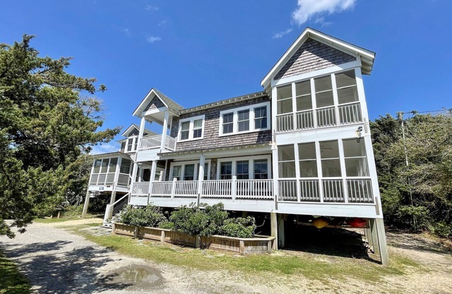 Sounds Perfect and Secret Cedars: Waterfront. Views of the Lighthouse.