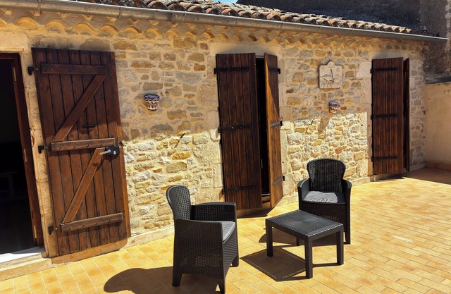 South Ardèche apartment in quiet hamlet with parking, pets not allowed