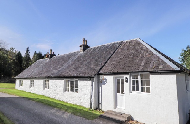 SOUTH COTTAGE, pet friendly, with open fire in Glenelg