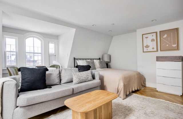 South End Studio near T, Shops + Dining