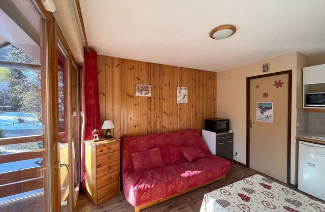 South-facing studio, close to pistes, sleeps 4, pet-friendly, balcony, parking