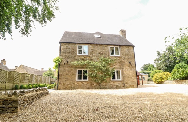 SOUTH HILL FARMHOUSE, pet friendly in Stow-On-The-Wold