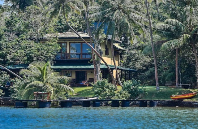 South Point Cottage- 3 bedroom stunning lake front property. Ideal for family.