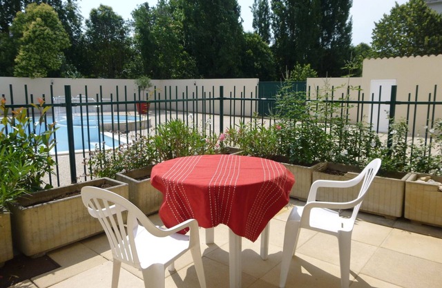 South terrace apartment with pool view of the residence, parking, proximity to the sea