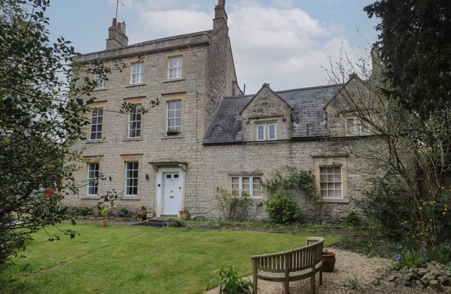 SOUTHBANK, pet friendly, character holiday cottage in Bath